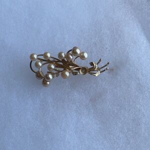 Pearl/gold brooch